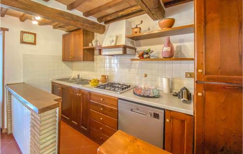 кухня, Beautiful Home In Caprese Michelangelo in Капрезе Мікеланджело