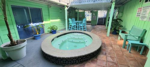 Upper Deck Hotel and Bar - Adults Only - image 12