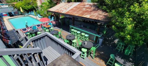 Upper Deck Hotel and Bar - Adults Only 4