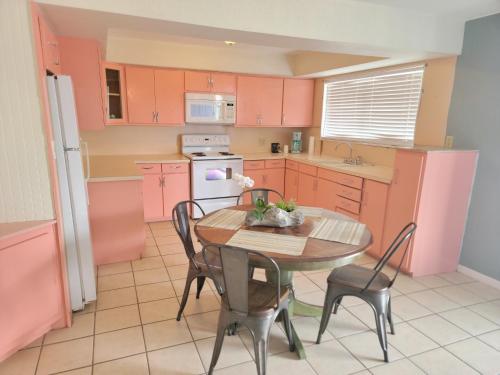 Upper Deck Hotel and Bar - Adults Only 3