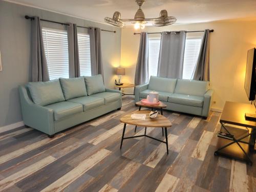 Upper Deck Hotel and Bar - Adults Only
