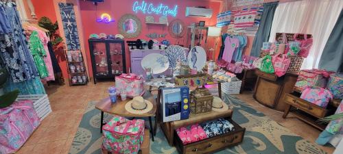 Upper Deck Hotel and Bar - Adults Only - 상점