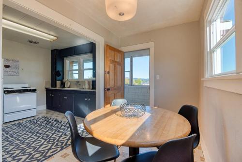 #StayinMyDistrict Heritage House Suite in 庫斯灣(OR)