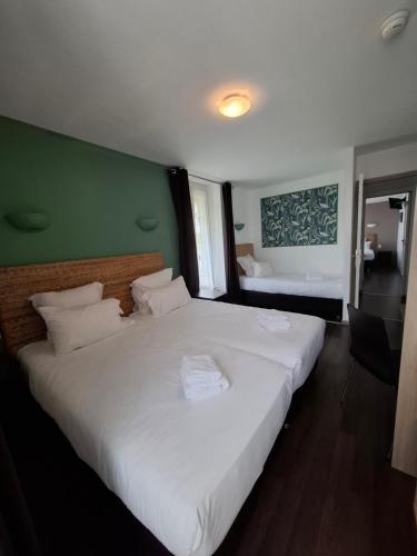 1 double bed, 3 twin beds