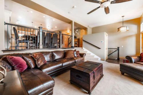 Ski Haven Elegant Townhome with Private Hot Tub