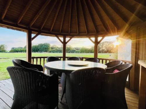Balkons/terase, Villa élégante à Beauchêne avec piscine privée (Villa elegante a Beauchene avec piscine privee) in Beauchêne