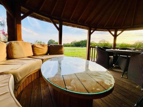 Balkons/terase, Villa élégante à Beauchêne avec piscine privée (Villa elegante a Beauchene avec piscine privee) in Beauchêne