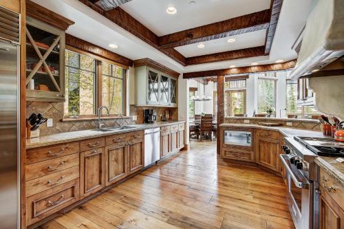 5BR Alpine Luxury Home with Private Hot Tub in Vail, USA