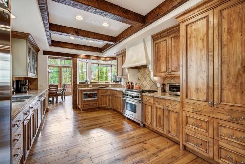 5BR Alpine Luxury Home with Private Hot Tub in Vail, USA