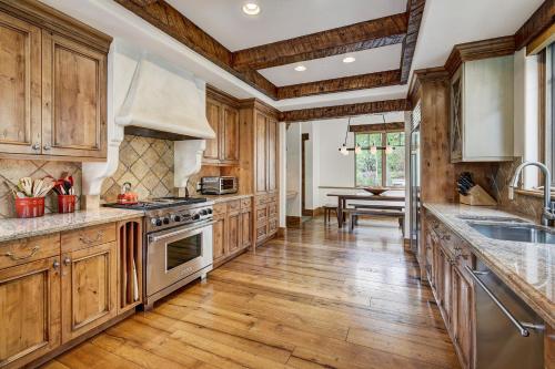 5BR Alpine Luxury Home with Private Hot Tub in Vail, USA