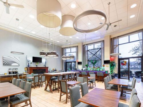Hampton Inn & Suites Newark-Harrison-Riverwalk - image 8