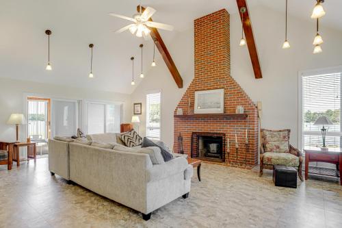 Waterfront Cambridge Home: Pool & Dock! in Oxford (MD)