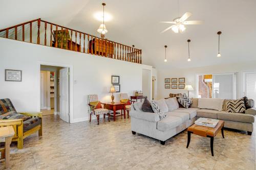 Waterfront Cambridge Home: Pool & Dock! in Oxford (MD)