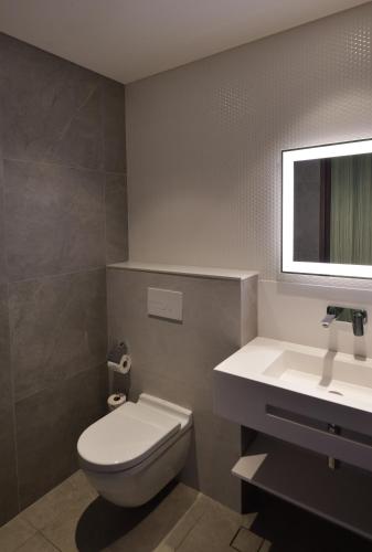Standard Queen Room with City View image 3