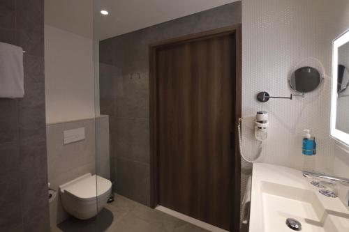 Standard Queen Room with City View image 2