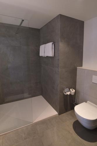 Standard Queen Room with City View image 1