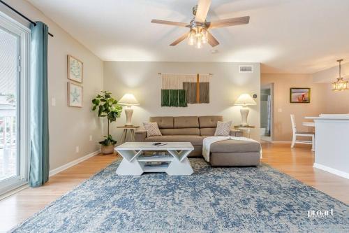 Hidden Gem - pool access, walk to beach, Destin