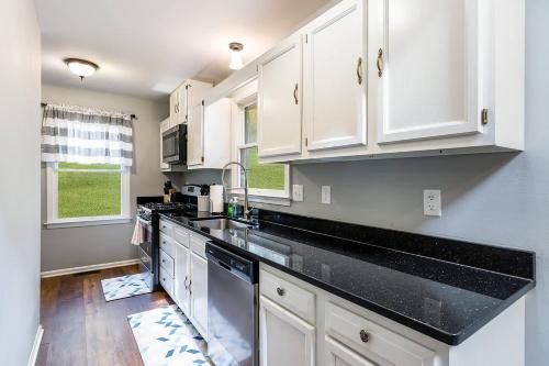 ห้องครัว, Hot Tub, Deck&Grill, Game Room, WiFi at Cute Cabin in แมคลีน (VA)