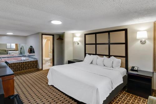 King Room with Hot Tub - Non-Smoking