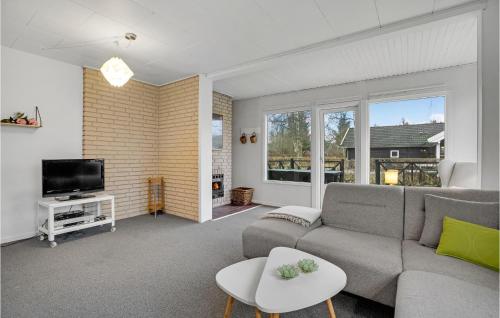  Stunning Home In Fårvang With Wifi in Fårvang