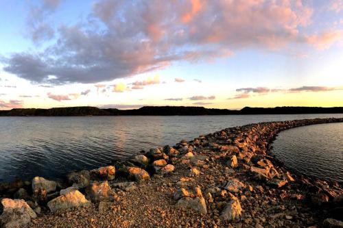 Wildflower Cottage - Cute Home with Yard & Bonfire