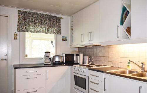 кухня, 3 Bedroom Beautiful Home In Ljungby in Льюнгбю