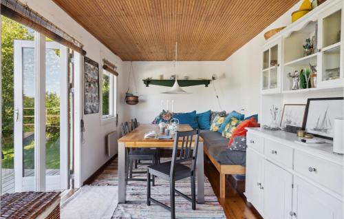 ห้องครัว, Nice Home In Dronningmølle With Wifi in ดรอนนิงเมิลเลอ