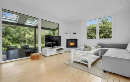  2 Bedroom Cozy Home In Dronningmølle in Dronningmølle