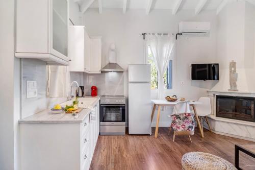 Kitchen, Apanema Lefkada by Omikron Selections in Svoronata