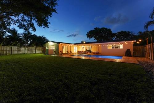 3BR HEATED POOL CLOSE TO BEACH in Boynton Beach, USA