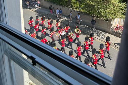 WATCH CHANGING OF THE GUARD AND WALK TO THE CASTLE! 2 Bedroom Apartment, Windsor (foto 3)
