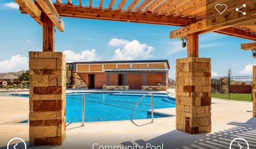 Fiesta Texas Sea World, Cantera Shopping Mall Sparkling Community Pool Family Friendly and Charming House in Helotes, USA