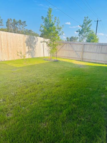 Fiesta Texas Sea World, Cantera Shopping Mall Sparkling Community Pool Family Friendly and Charming House in Helotes, USA