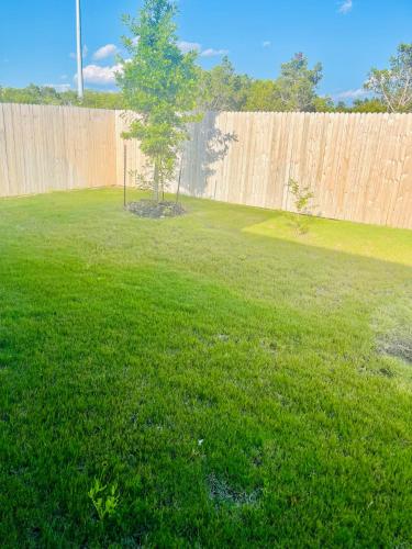 Fiesta Texas Sea World, Cantera Shopping Mall Sparkling Community Pool Family Friendly and Charming House in Helotes, USA