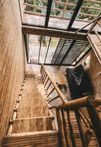 Cabaña de piedra y bambú en la selva