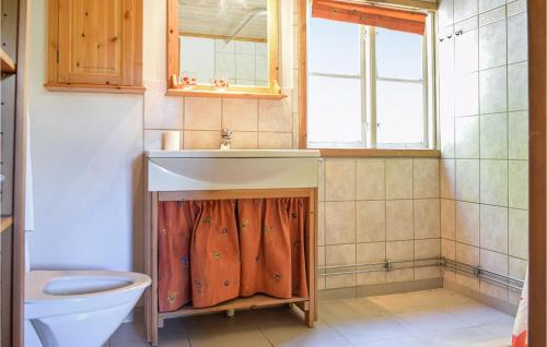 화장실, 3 Bedroom Cozy Home In Jämshög (3 Bedroom Cozy Home In Jamshog) in 옘스회그