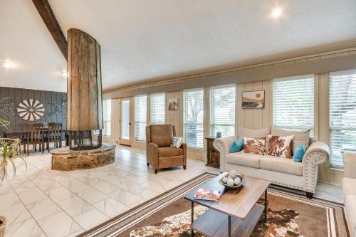 . Remote Texas Retreat: Hot Tub, Deck, Grill!