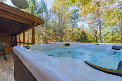 Buck Board Lodge w/ Hot Tub, Fire Pit & Game Room!
