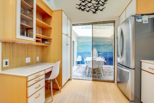 Modern Waterfront Home - 1 Mi to Cave Point Park!