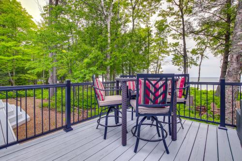 Modern Waterfront Home - 1 Mi to Cave Point Park!