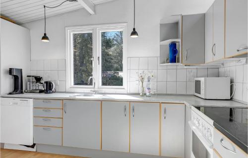 bucătărie, Gorgeous Home In Nexø With Wifi in Snogebaek
