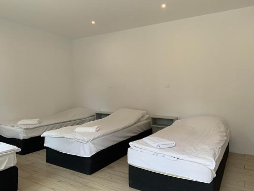 4 twin beds