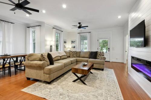 Charming Cottage and Guest House a block to beach! in Gulfport, USA