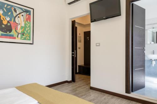 Double or Twin Room with Balcony image 10