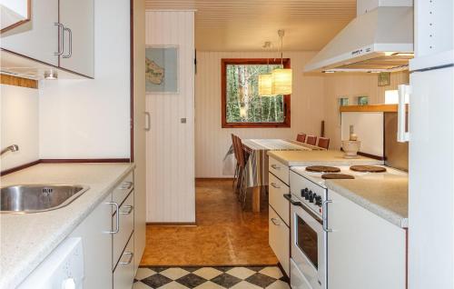 Konyha, Amazing Home In Nexø With Wifi in Snogebaek
