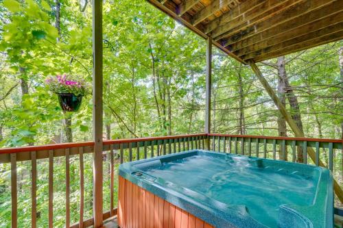Smoky Mountain Cabin with Deck and Hot Tub! in Pigeon Forge, USA