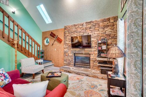 Smoky Mtn Hideaway Cabin with Deck and Hot Tub - image 11