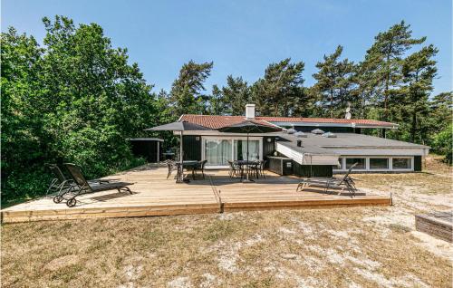 Beautiful Home In Nexø With Sauna – khách sạn tại Snogebaek