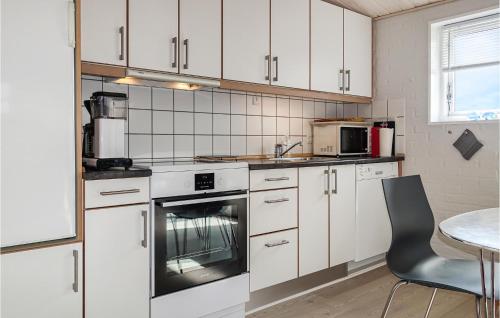 Konyha, 2 Bedroom Stunning Apartment In Allinge in Sandvig