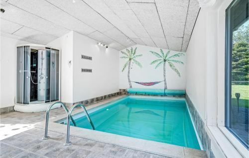 Piscina, Awesome Home In Væggerløse With Kitchen in Idestrup